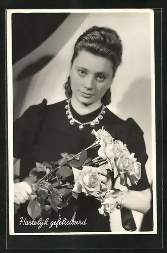 AK Schauspielerin Jeanne Crain mit einem Strauss Rosen, Glückwunsch