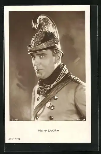 AK Schauspieler Harry Liedtke in Uniform mit Helm
