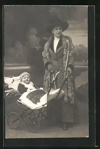 Foto-AK Frau im Mantel mit einem Kinderwagen