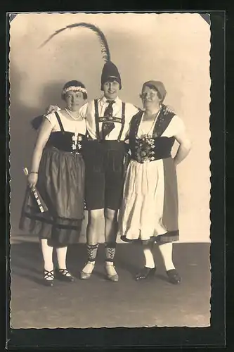 AK Junge Damen in alpenländischer Tracht, Fasching