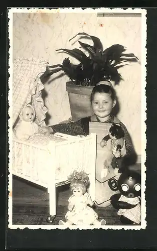 Foto-AK Kleines Mädchen mit Puppe im Puppenbett und Plüschkatze