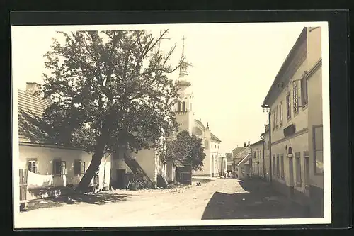 AK Reichenthal, Strassenpartie im Ort, Kirche im Sonnenschein