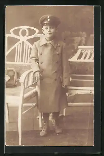 Foto-AK Knirps in Uniform mit Mantel, Kinder Kriegspropaganda