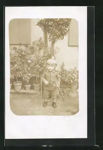 Foto-AK Niedliches Kind mit Spielzeugsäbel und Pickelhaube