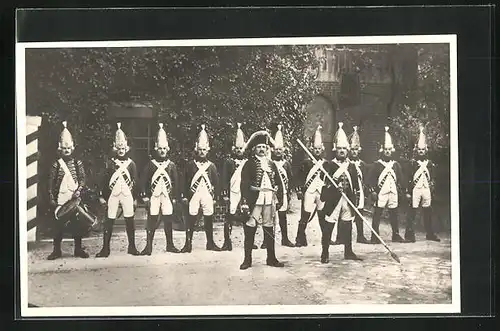 Foto-AK Grenadiere in historischen Uniformen