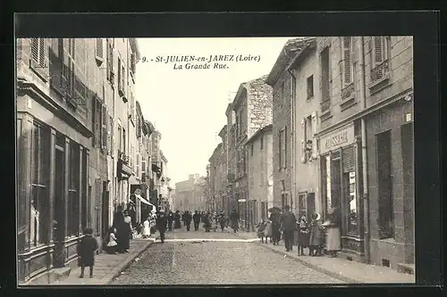 AK St-Julien-en-Jarez, La Grande Rue, Strassenpartie mit Geschäften