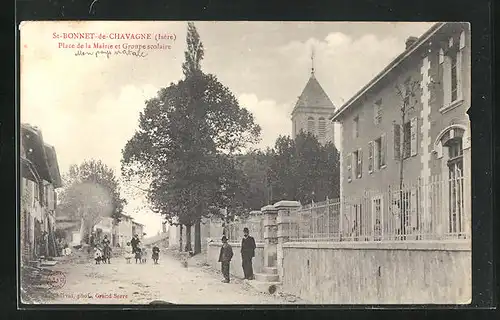 AK St-Bonnet-de-Chavagne, Place de la Mairie et Groupe Scolaire