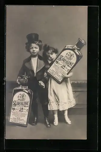 AK Kinder tragen zwei grosse Flaschen Siroline