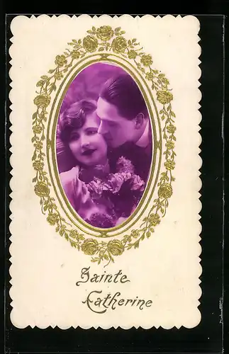 Foto-Collage-AK Sainte Catherine wird von Herren geküsst