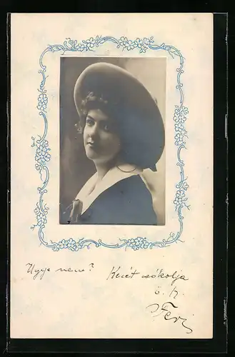 Foto-Collage-AK Junge Dame mit grossem Hut und weissem Kragen