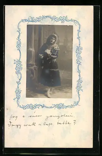 Foto-Collage-AK Junge Frau in schwarzem Kleid mit weissem Kopftuch