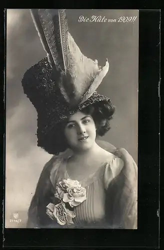 AK Die Hüte von 1909!!, Dame mit Fasanenfedern am Hut