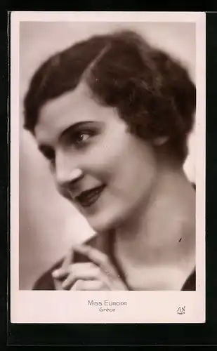 AK Grece, Portrait Schönheitskönigin Miss Europa mit gefalteten Händen