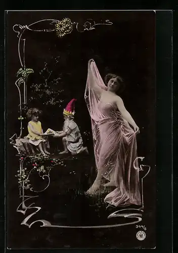 AK Kind verkleidet als Zwerg und Frau in rosanem transparentem Kleid