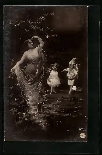 Foto-AK GL Co: Fräulein im Kleid mit Elfe und Zwerg im Wald