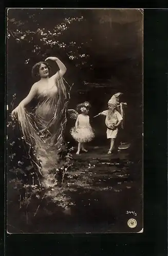 AK Frau schwebt über einem Busch mit Zwerg und Elfe im Hintergrund