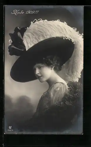 AK Grosser Hut mit riesiger Feder, Mode 1909