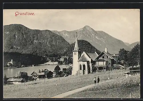AK Grundlsee, Ortspartie mit Kirche mit See und Bergpanorama