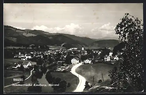 AK Kindberg /Mürztal, Gesamtansicht mit Landstrasse und Umgebung