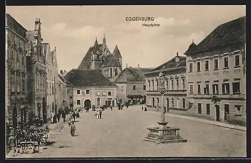 AK Eggenburg, Hauptplatz mit Passanten und Mariensäule