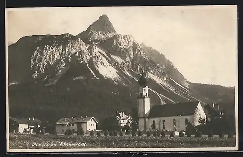 AK Ehrwald, Ortspartie mit Kirche und Bergspitze