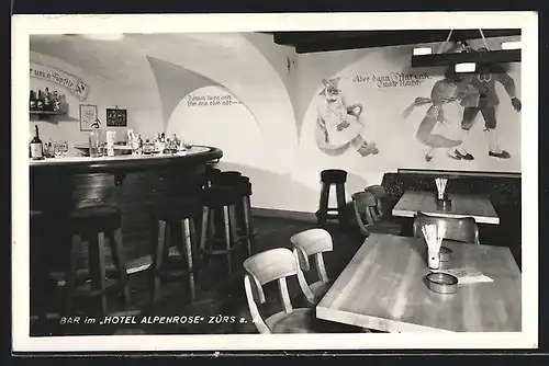 AK Zürs, Hotel Alpenrose, Innenansicht mit Bären-Wandgemälde