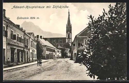 AK Admont, Hauptstrasss mit Geschäften und Stiftskirche, Im Hintergrund Hahnstein