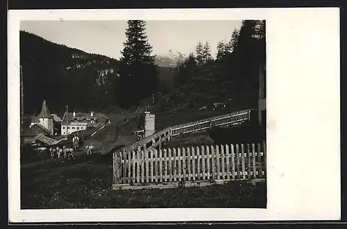 AK Flattnitz, Hubert Ladinigs Gast- und Kurhaus, Gartenzaun mit Ortsblick