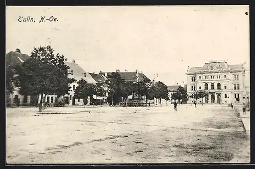 AK Tulln, Strassenpartie mit Blick auf grosses Gebäude