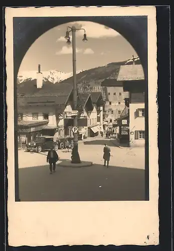 AK Zell am See, Strassenpartie mit Autos und Passanten