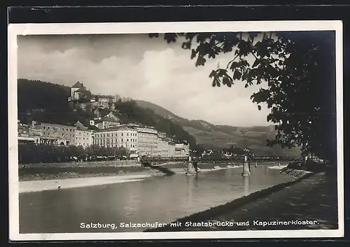 AK Salzburg, Salzachufer mit Staatsbrücke und Kapuzinerkloster