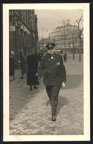 Foto-AK Erfurt, Soldat in Uniform in der Anger Strasse