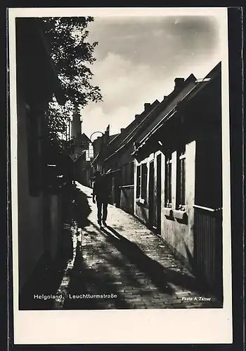 AK Helgoland, Leuchtturmstrasse, Blick die Gasse entlang zum Leuchtturm hin