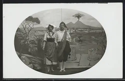 Foto-AK Fischer mit seiner Frau in einer Studiokulisse