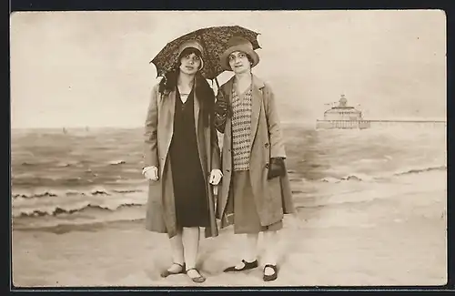 Foto-AK Zwei Frauen mit Schirm am Strand in einer Studiokulisse