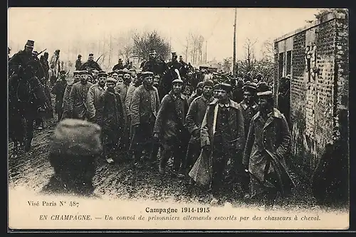 AK Champagne, Un convoi de prisonniers allemands excortés par des chasseurs à cheval 1914-15, Kriegsgefangene