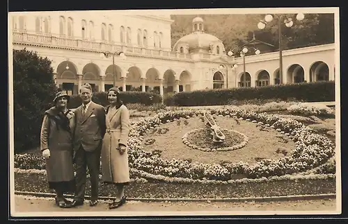 Foto-AK Herr mit Zwei Damen an der Blumenuhr