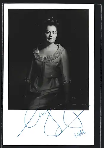 AK Opernsängerin Gwyneth Jones im Abendkleid, mit original Autograph