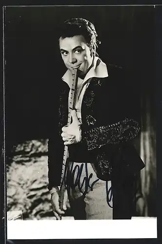 AK Opernsänger Walter Berry in Figaro, mit original Autograph