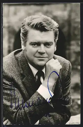 AK Opernsänger Hermann Prey im Anzug, mit original Autograph