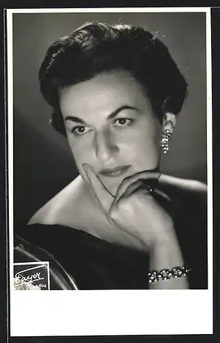 AK Opernsängerin Audrey Gerber-Candy in Denkerpose, mit original Autograph