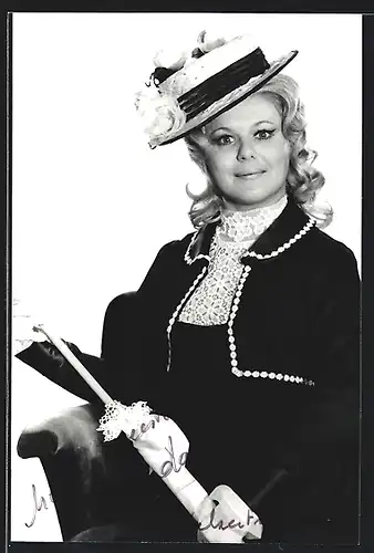 AK Opernsängerin Hilda de Groote im Kostüm, mit original Autograph
