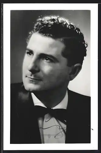 AK Opernsänger Cesare Curzi im Frack, mit original Autograph