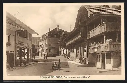 AK Schwarzenburg, Dorfstrasse mit Gasthaus Bären und Passanten