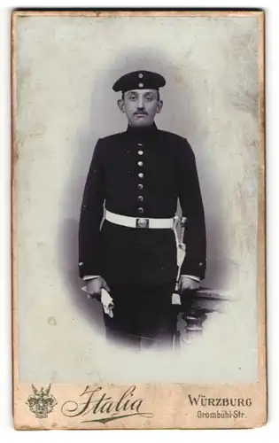 Fotografie Atelier Itala, Würzburg, Soldat in Uniform mit Löwenkopf Faschinenmesser