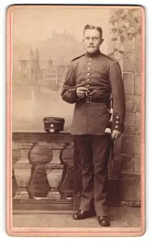 Fotografie A. Kreutl, Würzburg, Soldat in Uniform Rgt. 9 mit Bajonett vor einer Studiokulisse