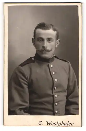 Fotografie W. Westphalen, Ort unbekannt, Soldat in Uniform mit Mustasch
