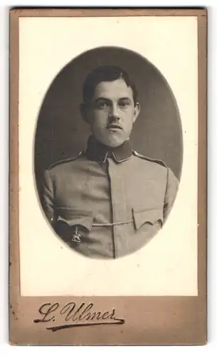 Fotografie L. Ulmer, Ort unbekannt, K.u.K. Soldat in Uniform mit Pferdeanhänger an der Brusttasche