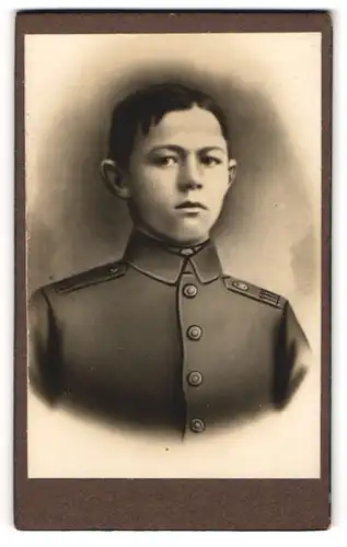 Fotografie unbekannter Fotograf und Ort, junger Knabe als Soldat in Uniform Rgt. 111, nach einem Gemälde