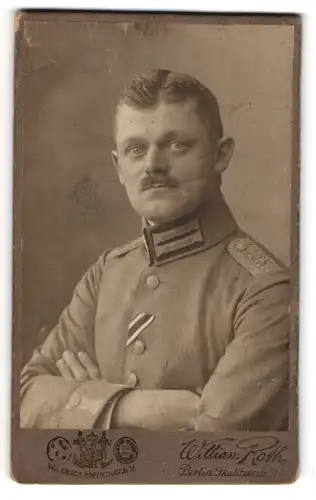 Fotografie William Roth, Berlin, Offizier in Gardeuniform mit eingesteckten Ordensband